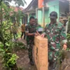 BERSINERGI: Pasi Ter Kodim 0610/Sumedang, Kapten Inf Ade Army saat menyerahkan bantuan kursi roda, baru-baru i