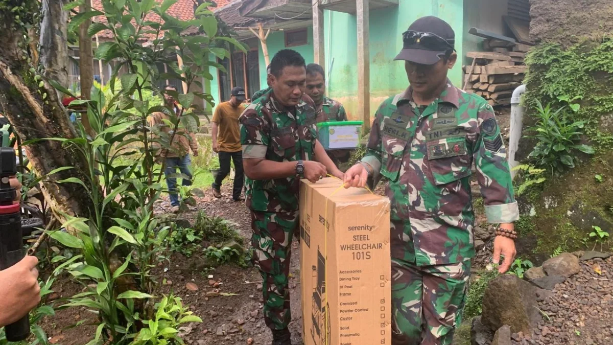 Alami Kelumpuhan Karyani Dapat Bantuan Kursi Roda BERSINERGI: Pasi Ter Kodim 0610/Sumedang, Kapten Inf Ade Army saat menyerahkan bantuan kursi roda, baru-baru i