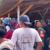 MERIAH: Warga saat menyaksikan latihan bersama ketangkasan di Desa Pasirnanjung, kemarin.