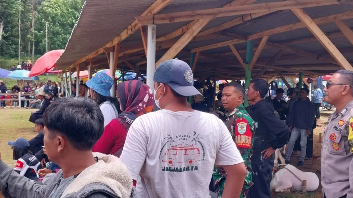 MERIAH: Warga saat menyaksikan latihan bersama ketangkasan di Desa Pasirnanjung, kemarin.