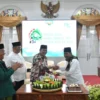 MENDUKUNG: Pj Bupati Sumedang Yudia Ramli saat potong tumpeng Harlah NU ke 102 di Gedung Negara, baru-baru ini