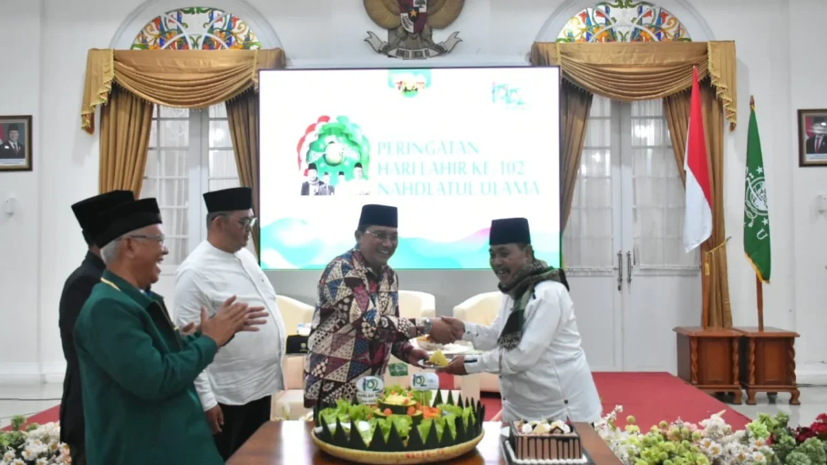 MENDUKUNG: Pj Bupati Sumedang Yudia Ramli saat potong tumpeng Harlah NU ke 102 di Gedung Negara, baru-baru ini
