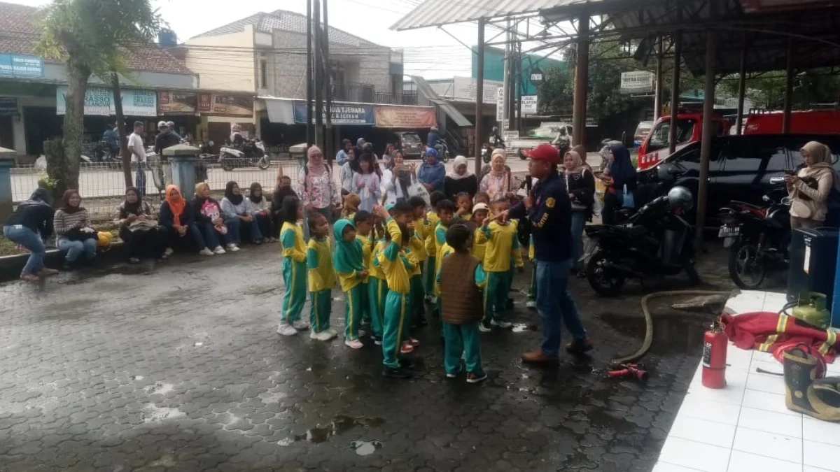 BELAJAR: Sejumlah anak TK saat mengikuti kegiatan edukasi profesi pemadam kebakaran di UPTD Damkar Wilayah Kot