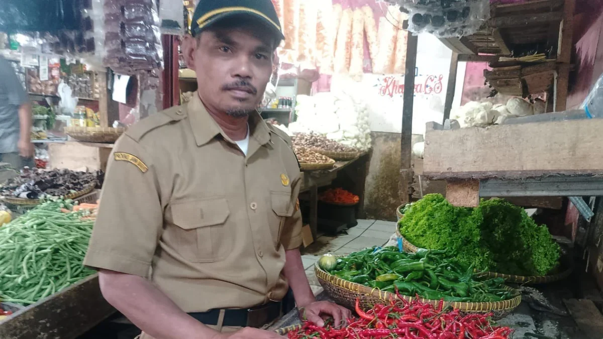 NAIK: Koordinator Pasar Parakanmuncang Amung saat memantau harga kebutuhan pokok.