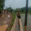 AWASI: Kapolsek Tanjungmedar, Iptu Gungun Wagiman, bersama Forkopimcam saat pemantauan pembangunan dari Dana D