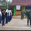 DISIPLINKAN: Sejumlah personel Koramil 1013/Jatigede saat melatih siswa Latihan PBB, kemarin.