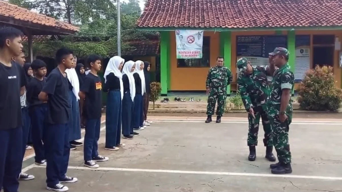 DISIPLINKAN: Sejumlah personel Koramil 1013/Jatigede saat melatih siswa Latihan PBB, kemarin.