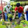 KELUHKAN: Beberapa karyawan saat menurunkan gas elpiji 3 kilogram di sebuah pangkalan, baru-baru ini.