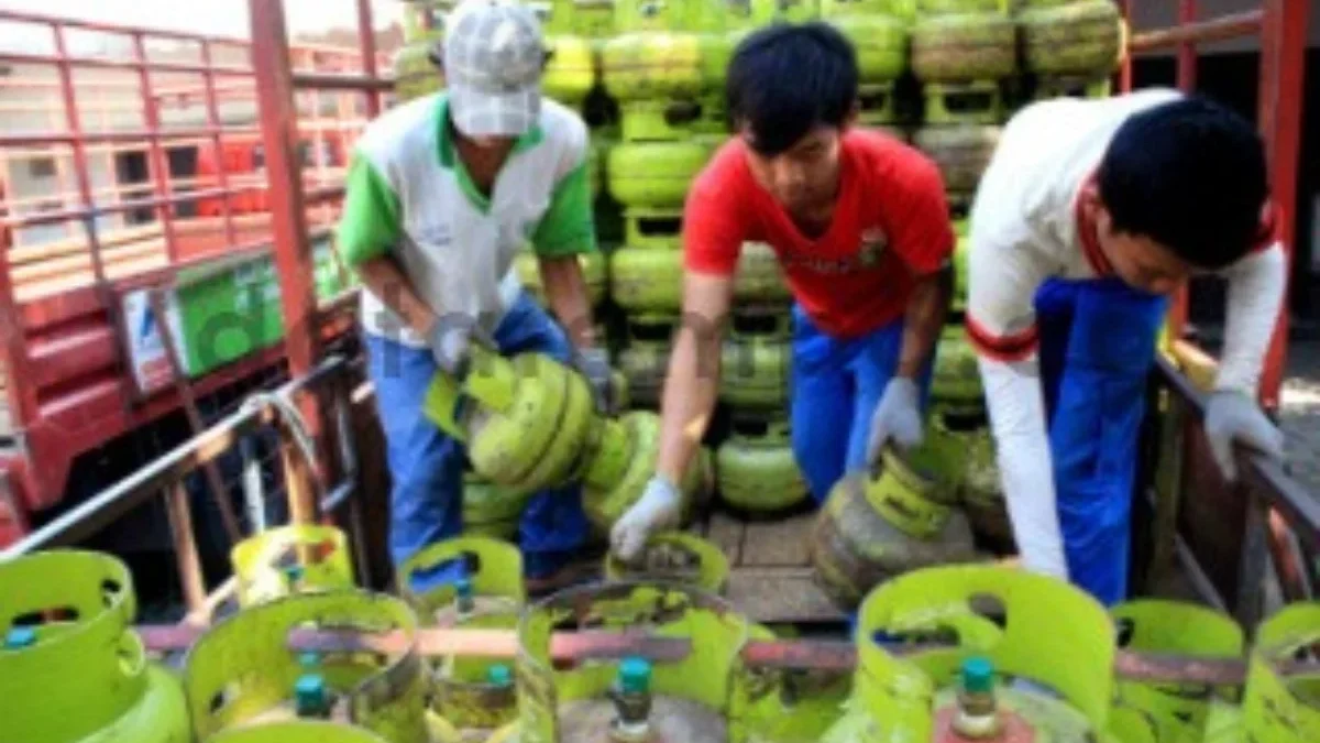 KELUHKAN: Beberapa karyawan saat menurunkan gas elpiji 3 kilogram di sebuah pangkalan, baru-baru ini.