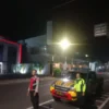 AMANKAN: Personil Polsek Sumedang Utara saat patroli Blue Light, Senin (3/2) malam.