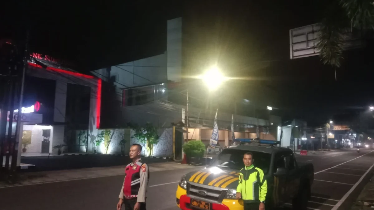 AMANKAN: Personil Polsek Sumedang Utara saat patroli Blue Light, Senin (3/2) malam.