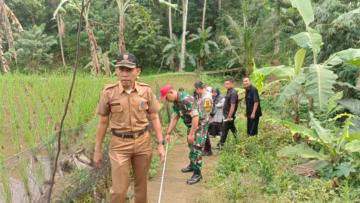 AKUNTABEL: Sejumlah aparat saat mengecek salah satu pembangunan jalan gang di Desa Sukamukti Kecamatan Tanjung