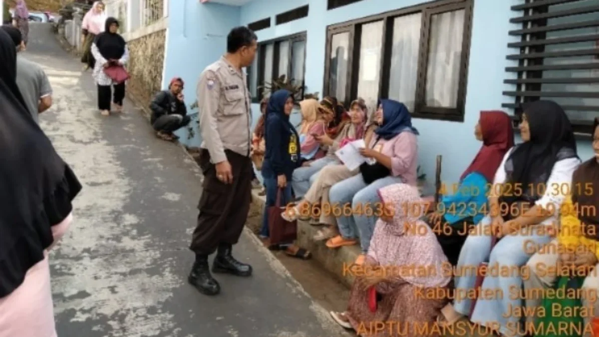 BERSINERGI: Bhabinkamtibmas Desa Gunasari, AIPTU Mansyur Sumarna, saat kegiatan sambang dan silaturahmi kamtib