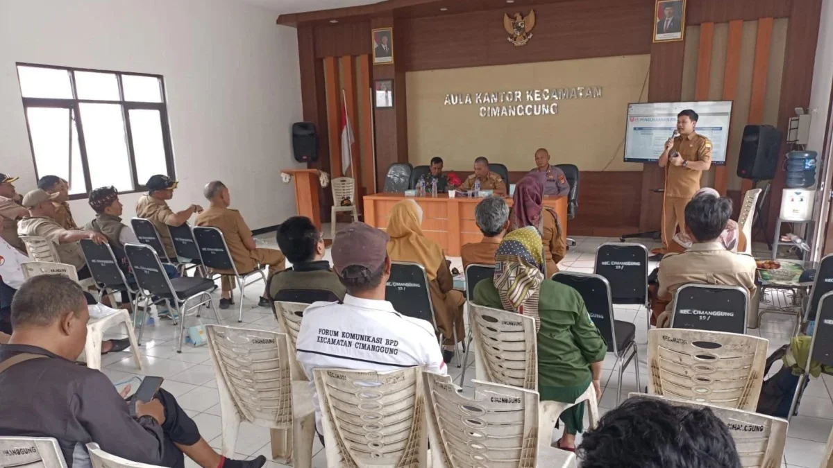 KOORDINASI: Forkopimcam, para kepala desa, ketua BPD, serta pimpinan UPTD dan UPTB saat Rapat Minggon di Aula