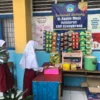 TRANSAKSI: Siswi SDN Cilengkrang saat membeli sebuah makanan di kantin kejujuran di sekolahnya, kemarin.