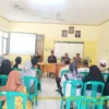 ANTUSIAS: Sejumlah warga saat mengikuti aktivasi IKD di Desa Mekar Rahayu Kecamatan Sumedang Selatan, kemarin.