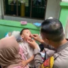 ANTISIPASI: Salah satu balita saat diberikan vitamin oleh petugas di Posyandu Dadali 6, Desa Cileles, kemarin.