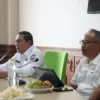 KOMITMEN: Pj Bupati Sumedang Yudia Ramli saat memimpin Rapat Evaluasi Perizinan di Ruang Rapat Cakrabuana, Pus