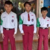 PROGRAMKAN: Siswa SDN Sukamaju Kecamatan Sumedang Utara saat menjadi kesatria lingkungan di sekolahnya, baru-b