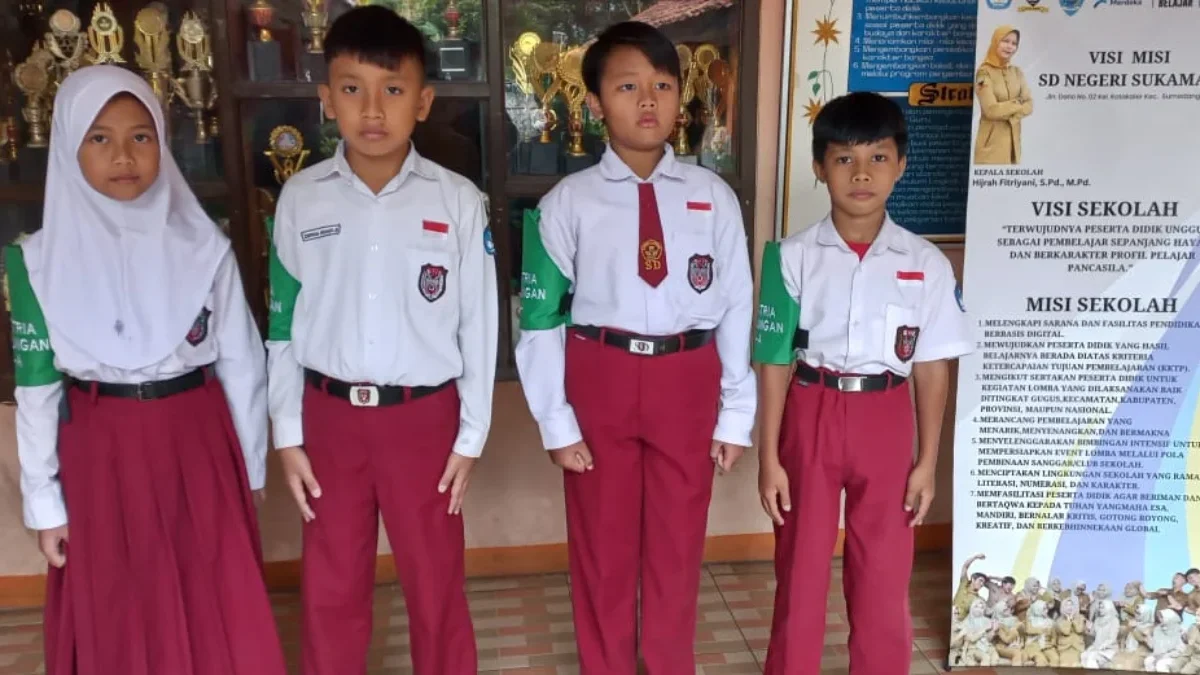 PROGRAMKAN: Siswa SDN Sukamaju Kecamatan Sumedang Utara saat menjadi kesatria lingkungan di sekolahnya, baru-b