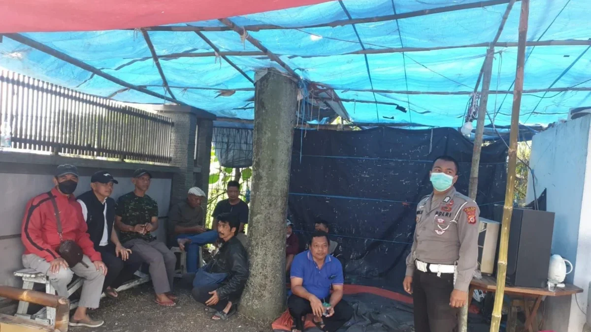 BELUM SEPAKAT: Sejumlah buruh salah satu perusahaan di Kecamatan Cimanggung saat unjuk rasa dengan bertahan di