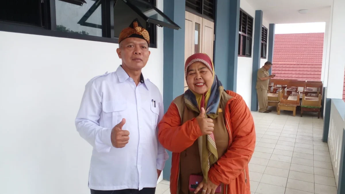 KOMPETISI: Kepala SMK Muhammadiyah 1 Sumedang, Iwan Setia Permana, S.E., bersama salah seorang guru dari SMPN