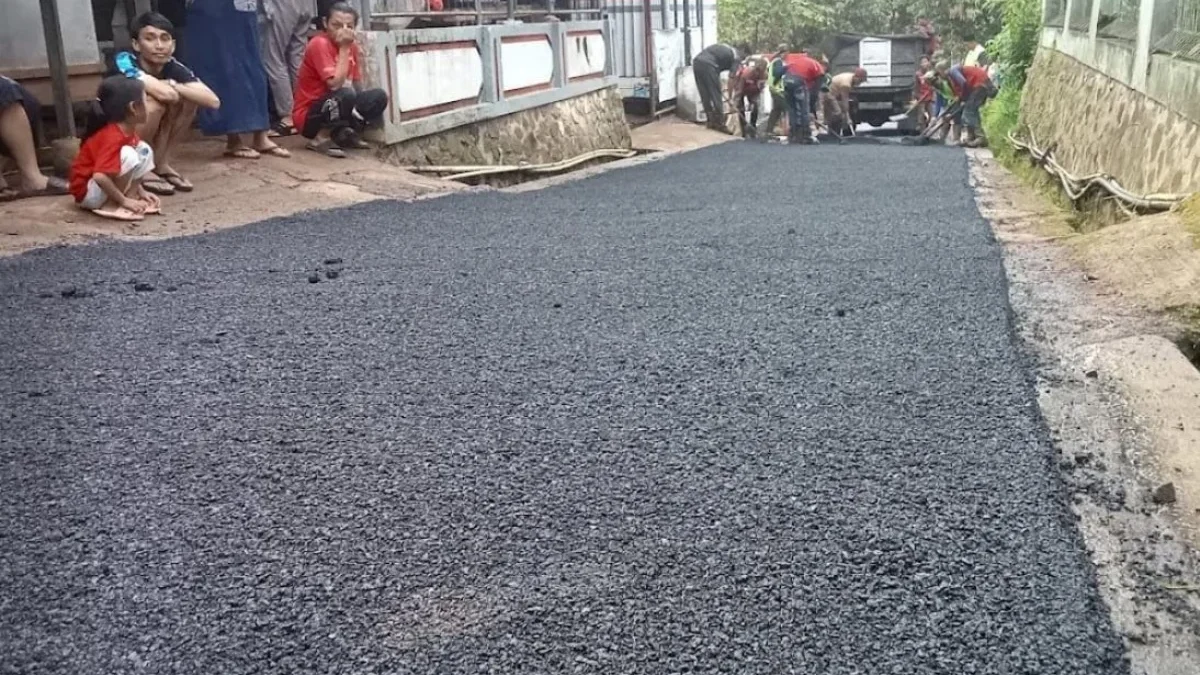 REALISASI: Proyek pembangunan jalan di Desa Sindanggalih Kecamatan Cimanggung untuk meningkatkan ekonomi masya