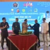 BERSINERGI: Pj Bupati Sumedang Yudia Ramli saat memberikan potongan tumpeng kepada Ketua PWI Sumedang Ade Hade