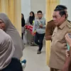 Pj. Bupati Sumedang Yudia Ramli didampingi Sekretaris Daerah (Sekda) Tuti Ruswati dan Kepala Dinas Kesehatan A