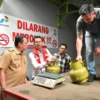 Pj. Bupati Sumedang, Yudia Ramli, melakukan monitoring ke pangkalan gas elpiji 3 Kg di wilayah kota yakni di