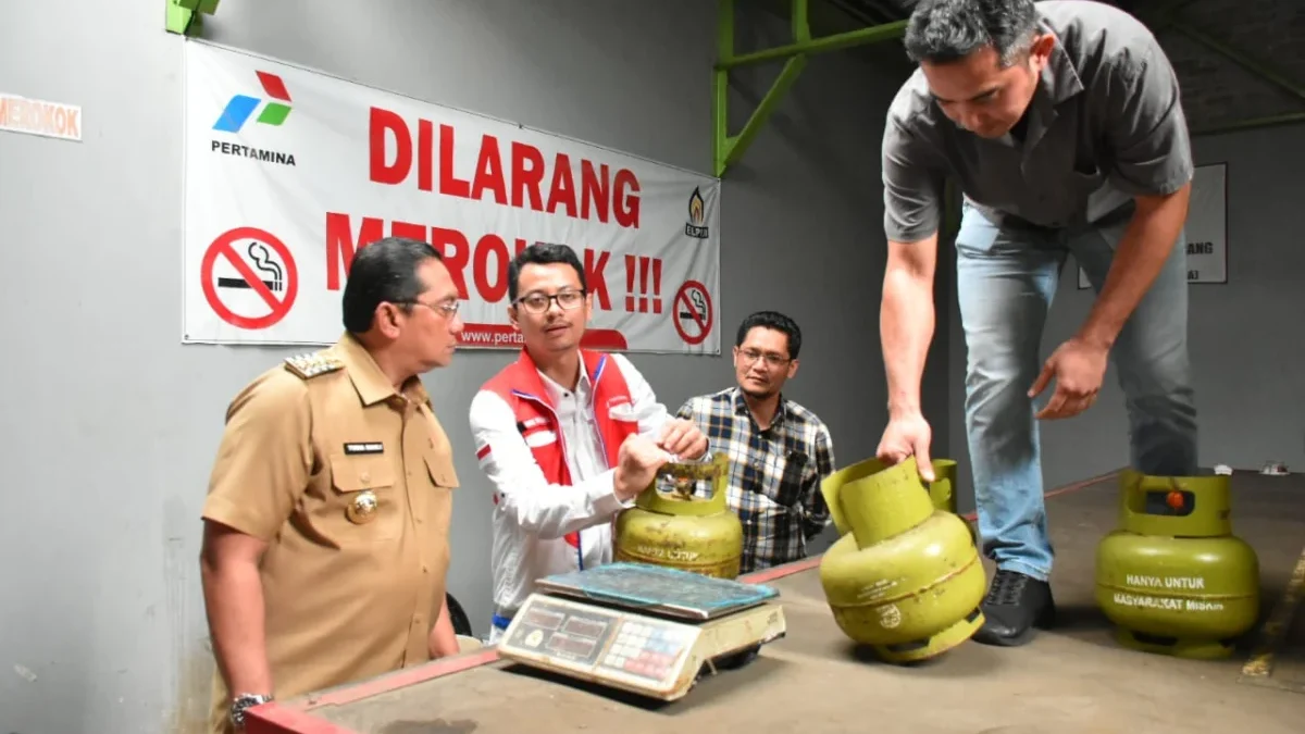 Pj. Bupati Sumedang, Yudia Ramli, melakukan monitoring ke pangkalan gas elpiji 3 Kg di wilayah kota yakni di