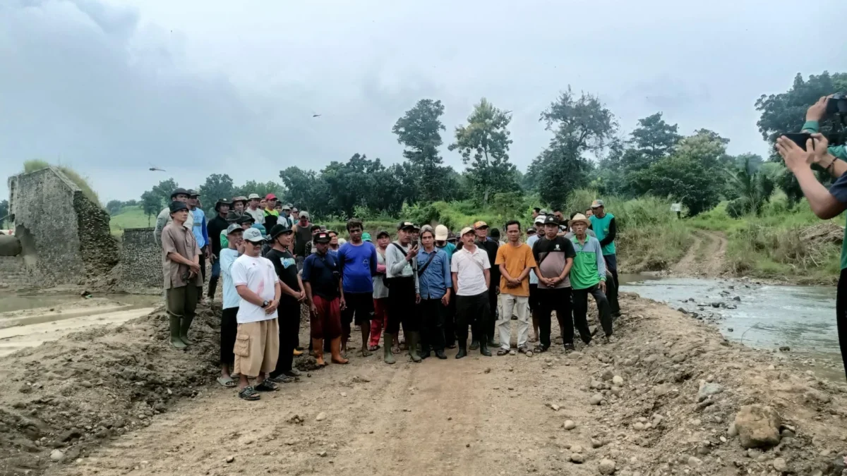 SAMPAIKAN ASPIRASI: Para petani Ujungjaya membuat konten di Bendung Cariang dalam menyampaikan aspirasinya, Se