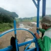 TUNJUKKAN: Seorang petani di Kecamatan Ujungjaya menunjukkan Bendung Sementara Cariang yang jebol, Selasa (11/