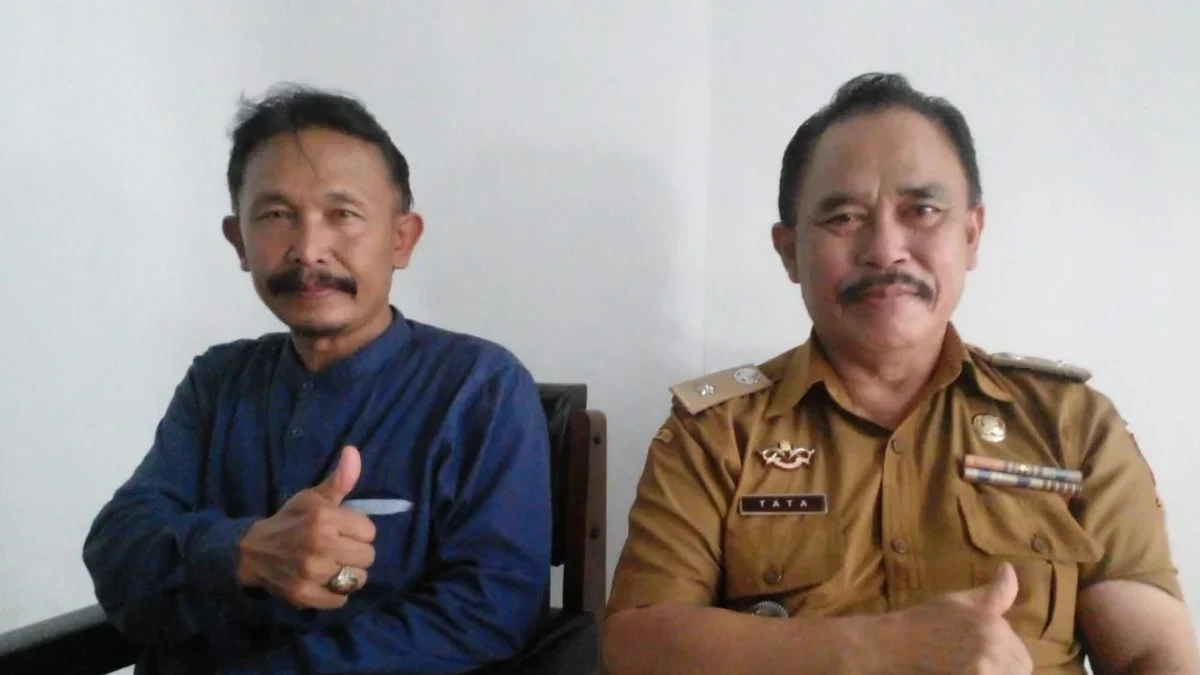 OPTIMIS: Kepala Desa Jatihurip, Tata bersama Ketua BPD Desa Jatihurip, S Hadi Hermawan seusai melaksanakan rap