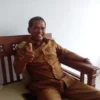 KOMITMEN: Kepala Desa Mekarjaya, Dr. Awandi Nopyan S, M.Pd., saat ditemui Sumeks di desanya, Selasa (11/2).