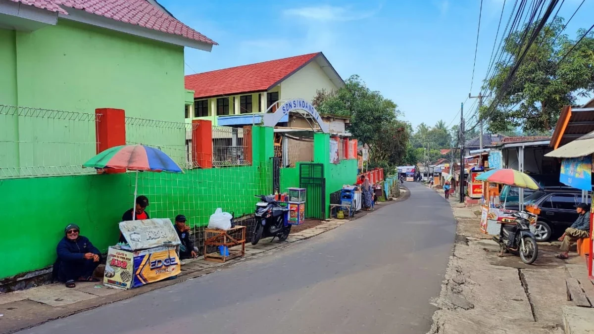 TERTIBKAN: Sejumlah pedagang berjualan di SDN Sindang IV Kecamatan Sumedang Utara.