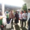 MANFAATKAN: Anggota DPRD Kabupaten Sumedang Asep Kurnia dan Ledy Puspita saat mengunjungi pasar murah di Ciman