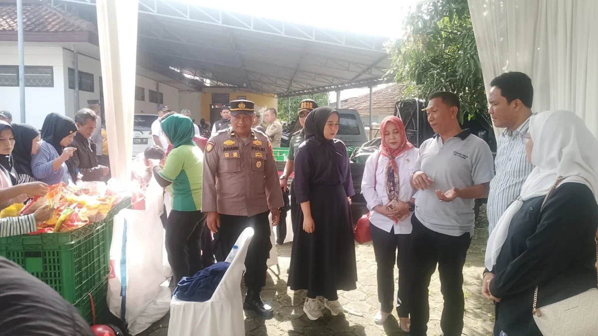 MANFAATKAN: Anggota DPRD Kabupaten Sumedang Asep Kurnia dan Ledy Puspita saat mengunjungi pasar murah di Ciman