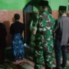 SINERGI: Babinsa Desa Kertaharja Sertu Endang Kustian melaksanakan shalat Subuh berjamaah bersama warga, kemar