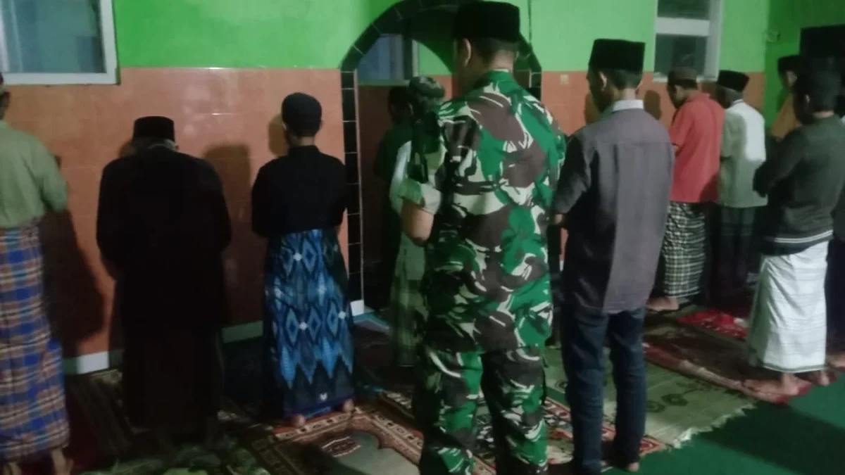 SINERGI: Babinsa Desa Kertaharja Sertu Endang Kustian melaksanakan shalat Subuh berjamaah bersama warga, kemar