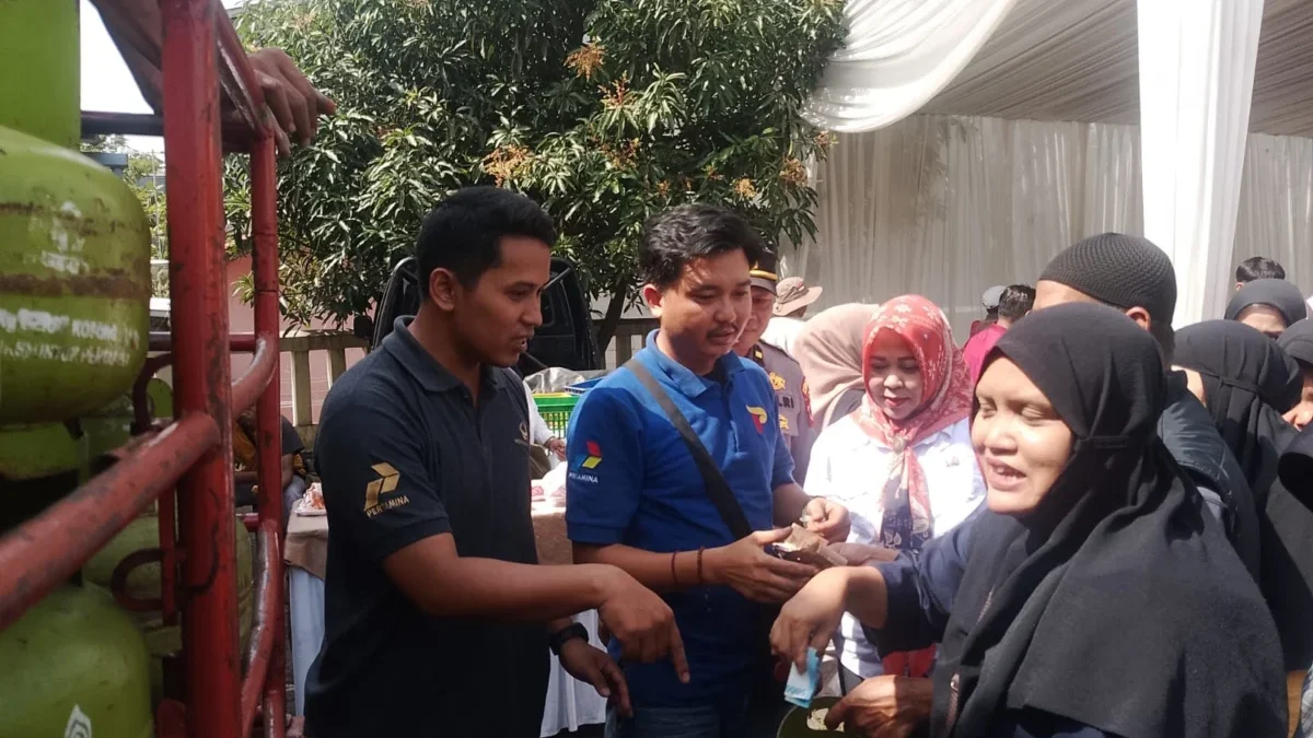 ANTUSIAS: Salah satu warga saat mengantre membeli gas elpiji 3 Kg saat GPM di Kecamatan Cimanggung, baru-baru