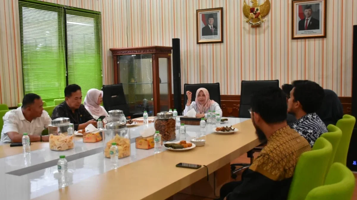 MENINJAU: Sekretaris Daerah Kabupaten Sumedang Tuti Ruswati saat menerima Tim Pemeriksa dari (BPK) RI Perwakil