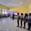 AJARKAN: Guru SDN Karapyak 1 Dedeh Hedaningsih saat melatih siswa menari Tari Kaulinan Barudak di sekolahnya,