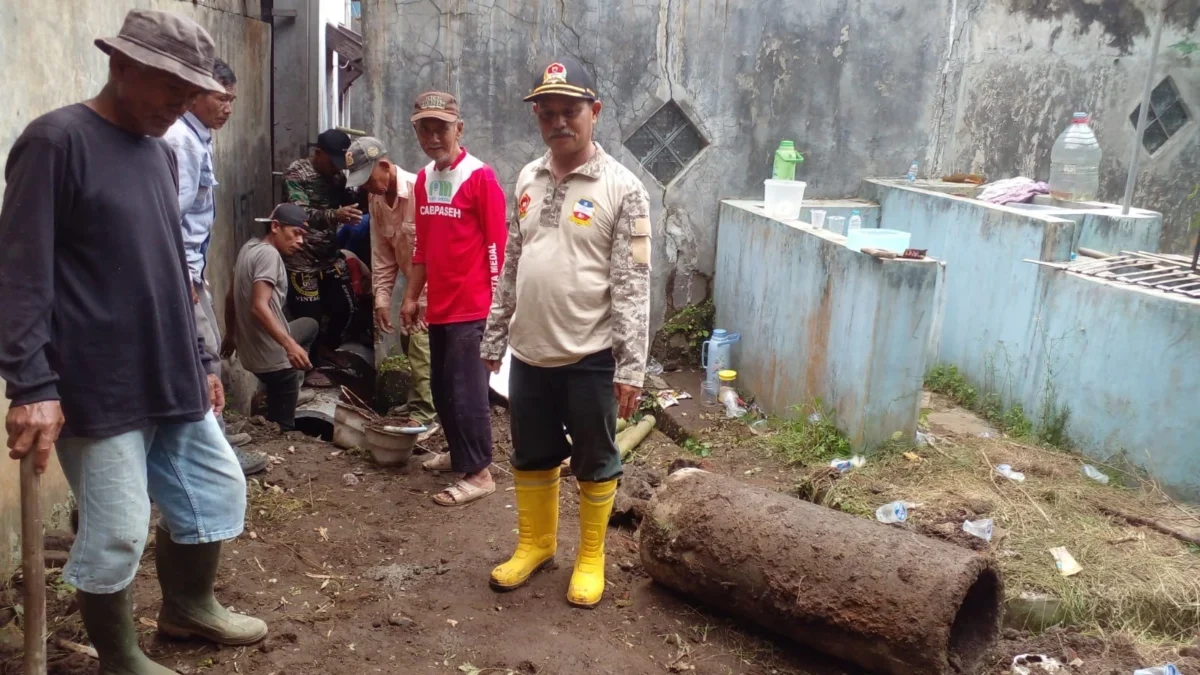 PERBAIKI: Sejumlah warga saat membangun gorong-gorong di Dusun Galudra, Desa Galudra Kecamatan Cimalaka, Kamis