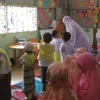 MEMBIASAKAN: Siswa TK An-Nur Kecamatan Sumedang Utara saat belajar solat di sekolahnya, kemarin.