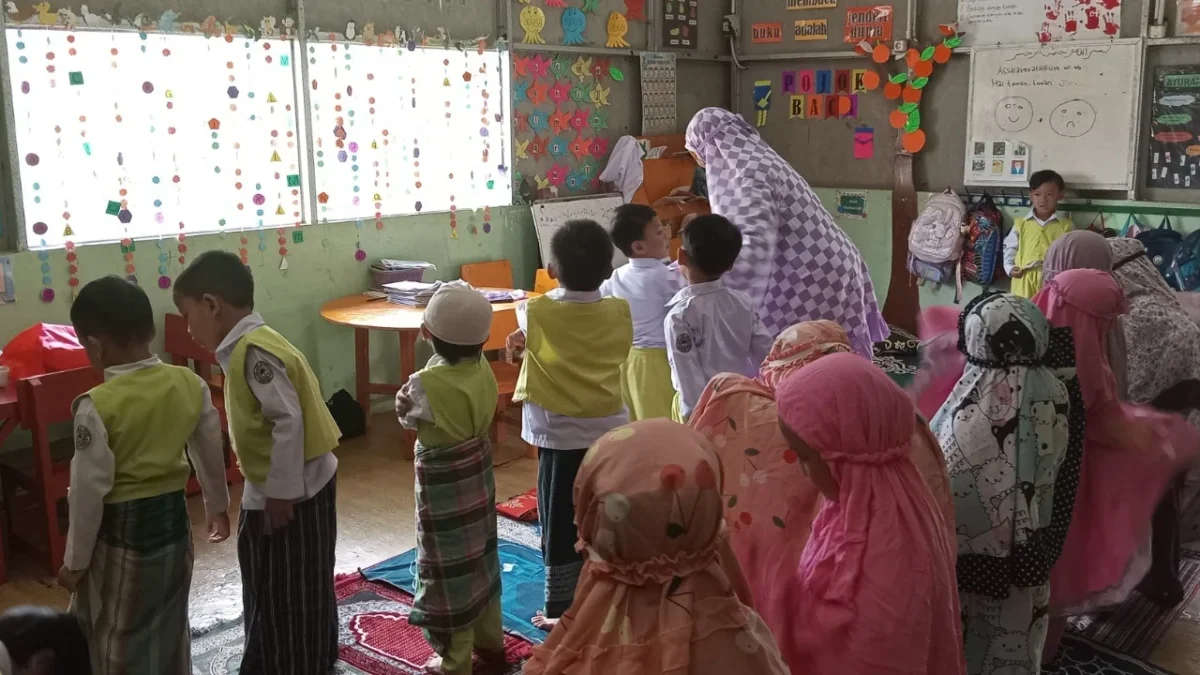 MEMBIASAKAN: Siswa TK An-Nur Kecamatan Sumedang Utara saat belajar solat di sekolahnya, kemarin.