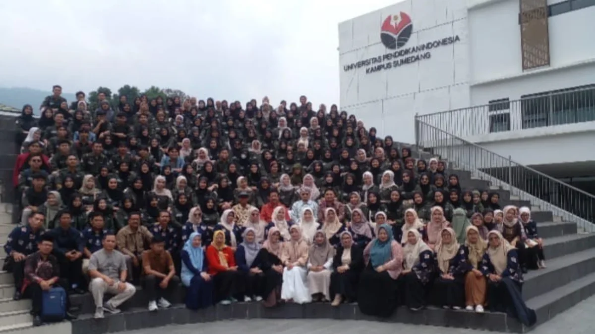 KOLABORASI: Foto bersama tim dosen Program Studi PGSD UPI Sumedang dengan Koordinator Pengawas/Pendamping Kabu