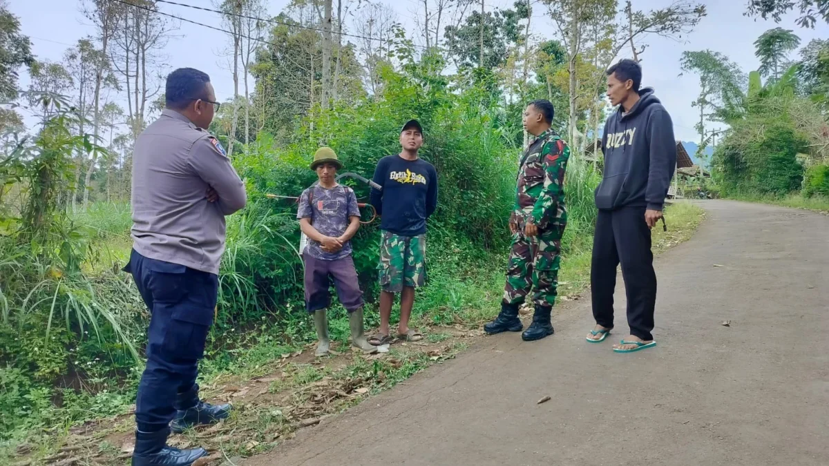 CEK: Babinsa dan Bhabinmas Desa Pasirnanjung bersama pemilik saat mengecek lokasi tempat penyembelihan domba y