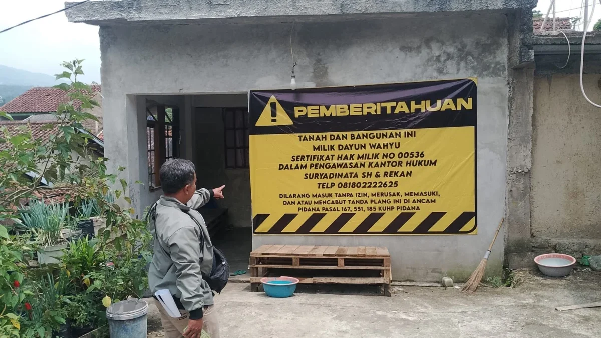 DISEGEL: Rumah milik keluarga Marko (65) di Desa Cikahuripan, Kecamatan Cimanggung di pasang spanduk perpindah