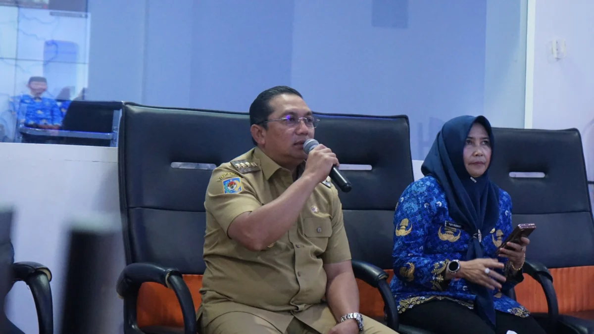 SELESAI: Pj. Bupati Sumedang Yudia Ramli saat menyampaikan salam perpisahan di hadapan para camat, lurah dan k